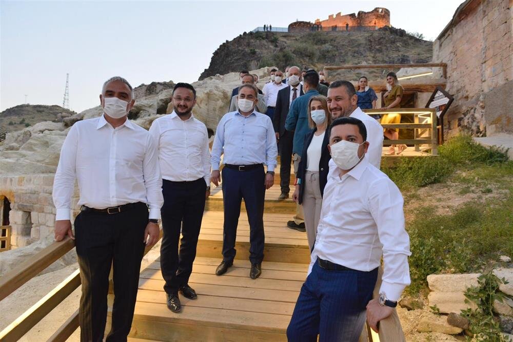 Видимо, так персонал будет встречать отдыхающих