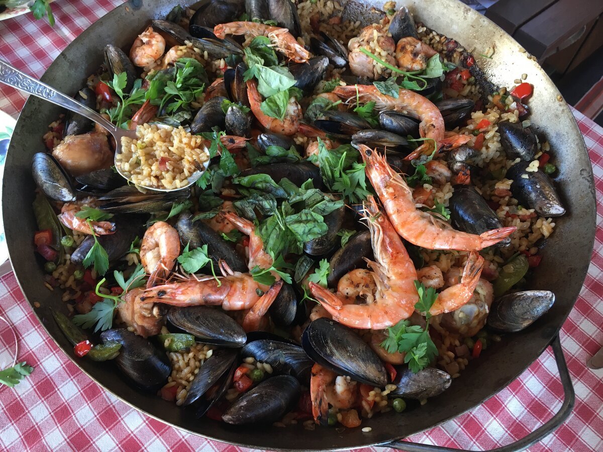 Паэлья. Мы доработали рецепт добавлением куриного мяса на косточке.