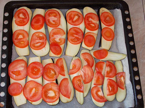 Баклажаны, запеченные с помидорами и сыром