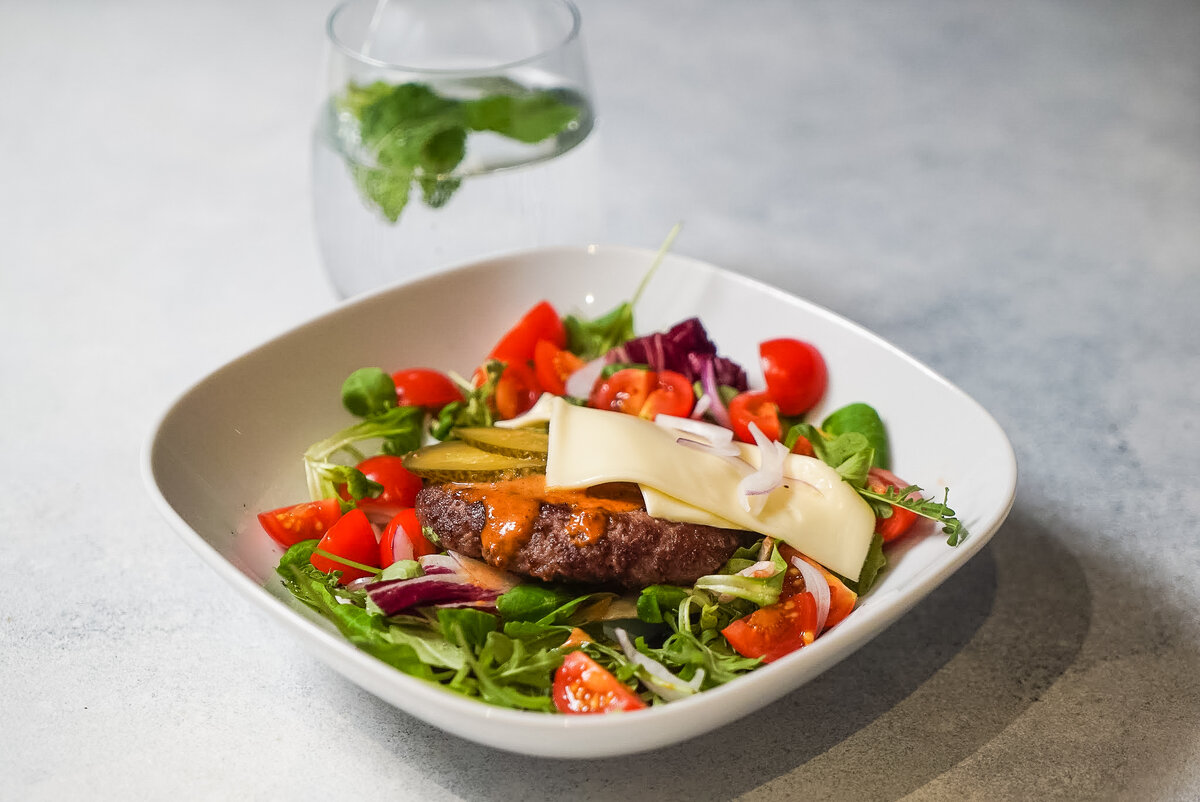 Сочный бургер на салатной подушке / @foodix.me (instagram)