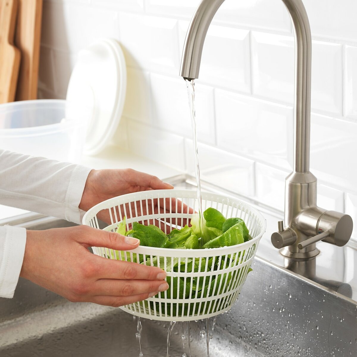 промыть листья в дуршлаге, поместить во внешнюю чашу, прокрутить несколько раз вращательный элемент за ручку и готово!