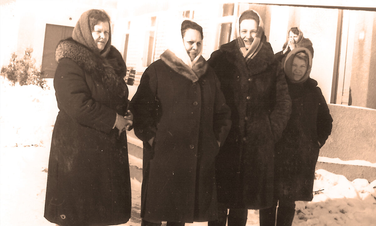 Сотрудники ОРС лесокомбината, 1976 год (героиня нашего рассказа - вторая слева)