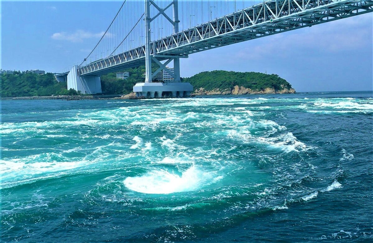 Водоворот Наруто в Японии. Водоворот Наруто. Мост Наруто в Японии. Пролив Наруто Япония.