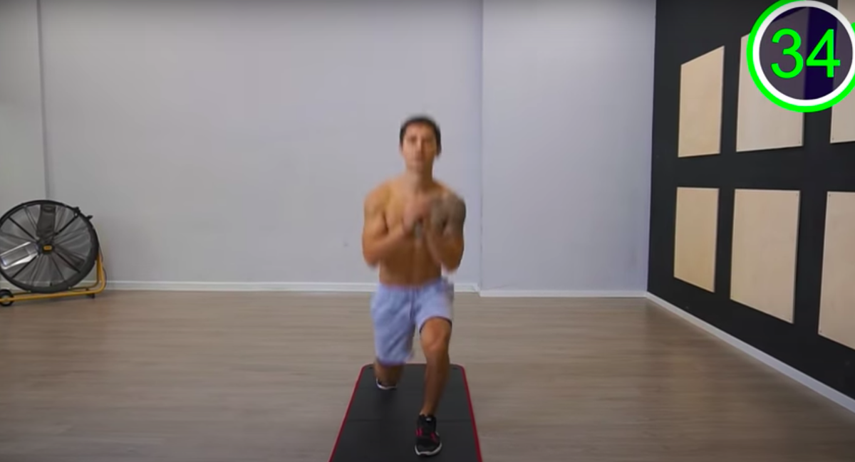 После прыжка делаем выпад сначала на одну ногу