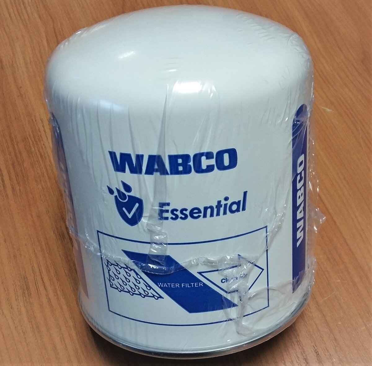Я - эксперт по запасным частям для автомобильного транспорта. Хочу поделится с уважаемой публикой своими знаниями в этой области.  Поговорим о фильтре осушителе  для  пневматической тормозной системы , используемый прежде всего на грузовом автомобильном транспорте. Ещё эти фильтра  называют картриджем осушителя воздуха. Пневматическая система работает нормально, если  до всех агрегатов доходит чистый и сухой воздух. Для этого и нужен осушитель воздуха. Плохой воздух , забитая система , приводят к замене агрегатов и дорогому ремонту. И снова о качестве. Внутри фильтра находятся специальные абсорбирующие шарики , вот они должны быть качественными. Их производство требует  высокого  технологического уровня производства.  Сейчас на рынке много подделок. В фильтра засыпают такой материал , который просто осыпается и эта пыль  через неделю забивает тормозную систему. Чтобы защитить свою тормозную систему и быть уверенным в качестве фильтра , рекомендую выбирать немецкий концерн WABCO. С сентября 2019 года, WABCO обновил дизайн и название картриджа осушителя воздуха.  Было Recycling.  Новое название теперь — Essential. Это делается , специально чтобы выявить контрафакт на рынке. Есть ещё признаки , по которым можно определить , что Вы покупаете : цена на фильтр WABCO не может быть ниже 12 евро и вес 2,15 кг. Желаю всем лёгкой дороги и качественных запчастей.
А если хотите узнать лучшую цену на качественный фильтр, пишите.  Я подскажу , где купить и к  кому обратиться.
