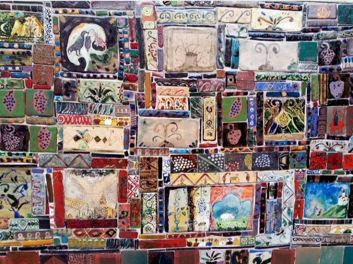 Мозаика на башне театра марионеток Резо Габриадзе в Тбилиси