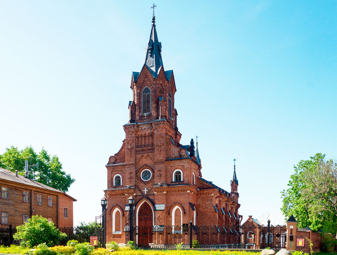 Римско-католическая церковь Святого Розария Пресвятой Девы Марии, 1892-1894, арх. А.П. Афанасьев и И.А. Карабутов. г. Владимир, ул. Гоголя, 12 В. Фото: tripplanet.ru