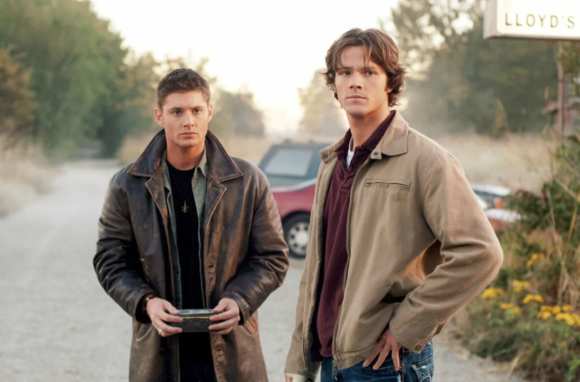 Больше чем обычно. Дин и Сэм Винчестеры. Supernatural сверхъестественное Dean Sam Winchester. Дин Винчестер сверхъестественное 1 сезон. Сэм и Дин Винчестеры 1 сезон.