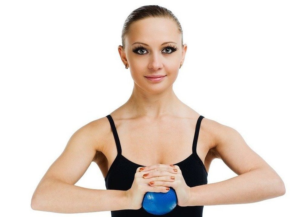 Сжимание ладоней перед грудью