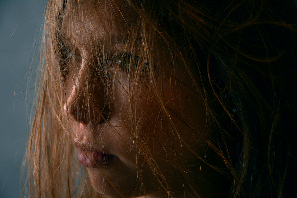 если дергается глаз у молодой девушки, то к слезам