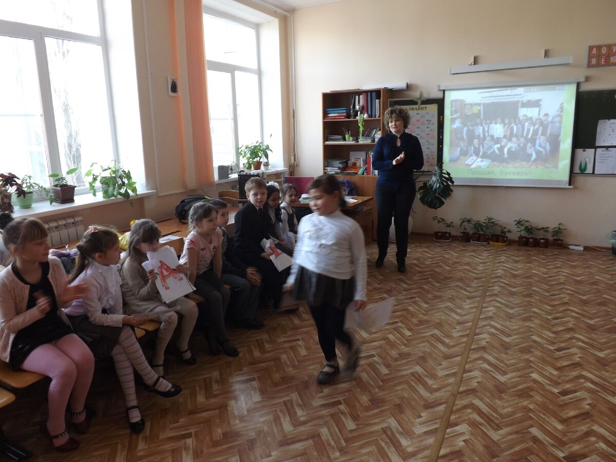 Не нарушает закон о персональных данных, поскольку фото уже 8 лет, опознать детей по нему невозможно ))))