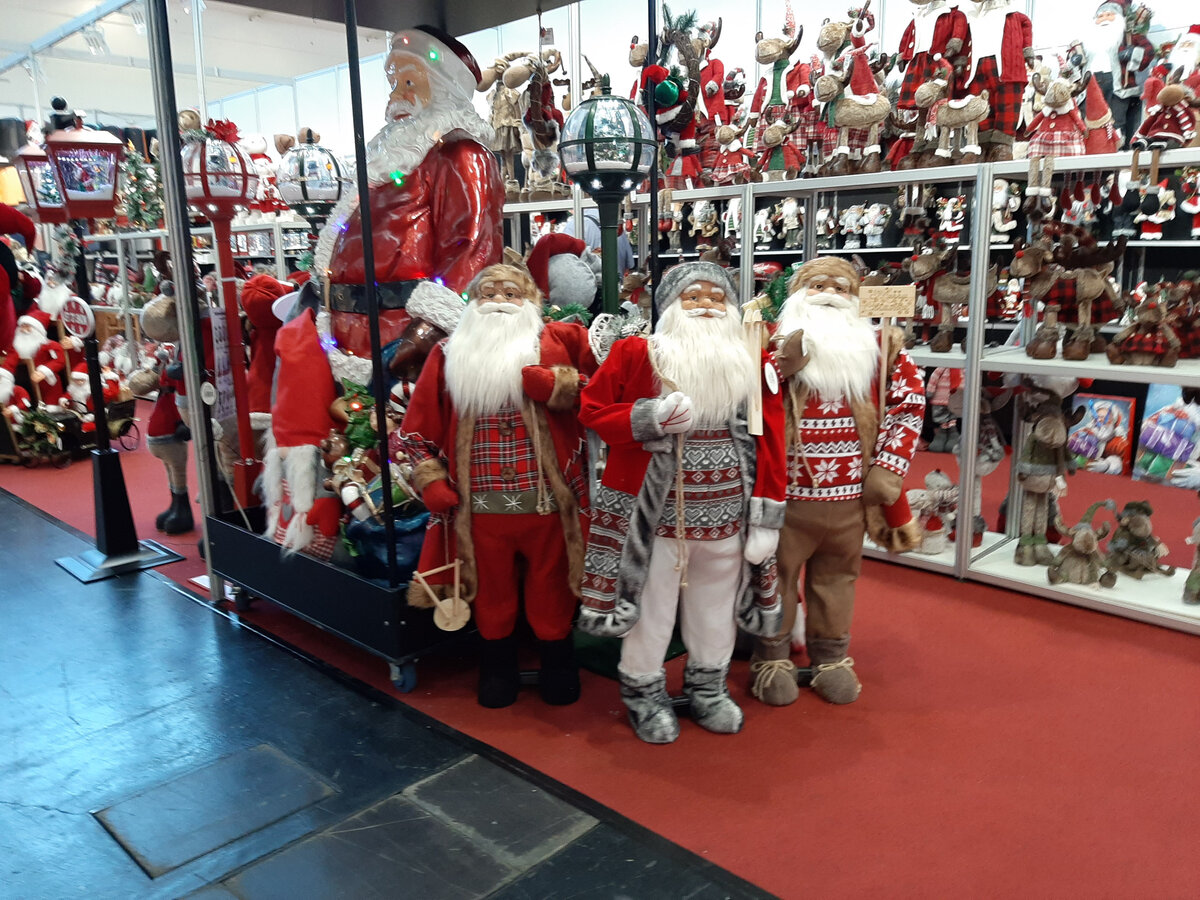 Склад дедов Морозов на выставке в Мюнхене. Фото автора блога