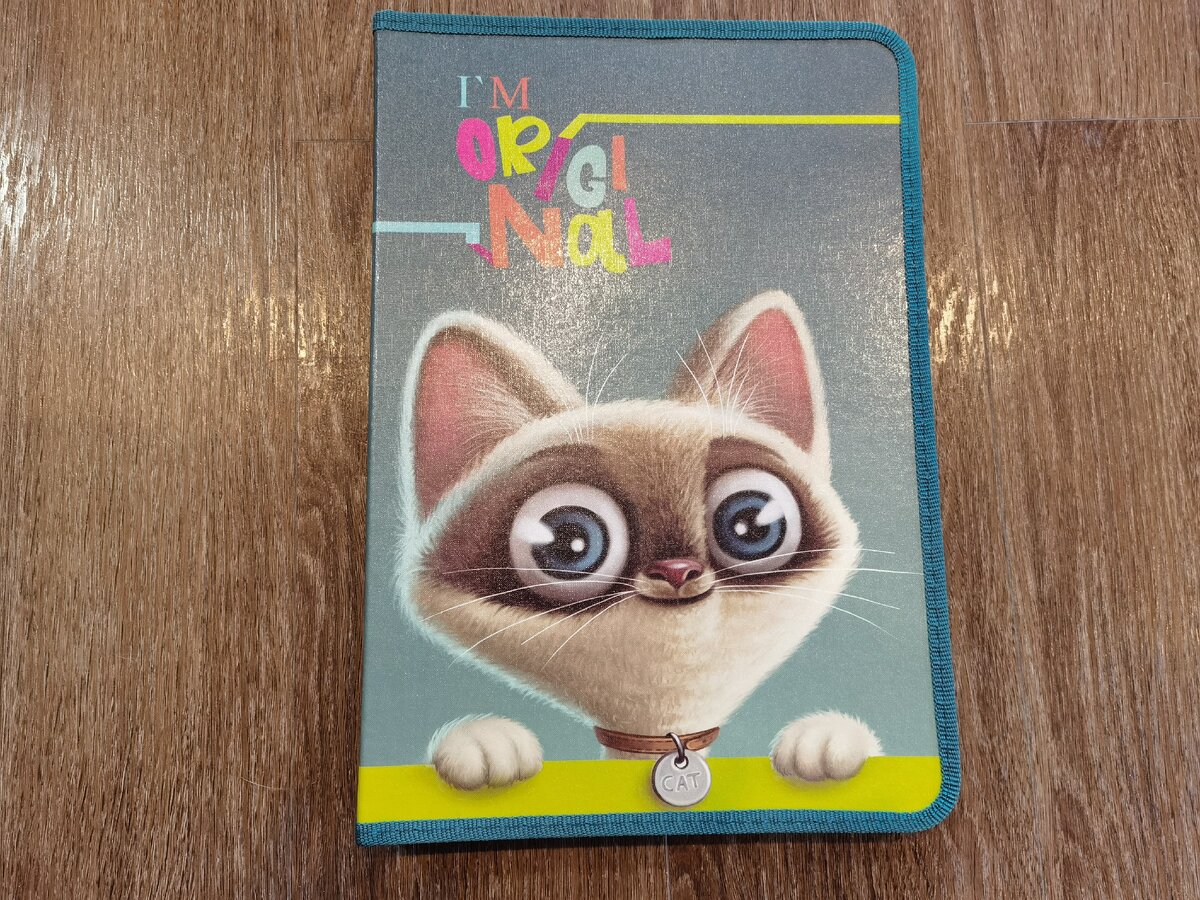 Я использовала школьную папку пенал для хранения спиц с такой позитивной обложкой. Фотография автора канала Ксения Kukanchik