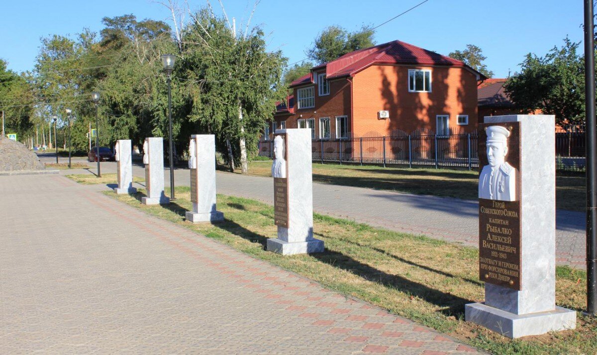 П орловский ростовская область. Поселок Орловский Орловский район. Памятники п Орловский Ростовской области. Парк поселок Орловский Ростовская область. Памятники посёлка Орловского.