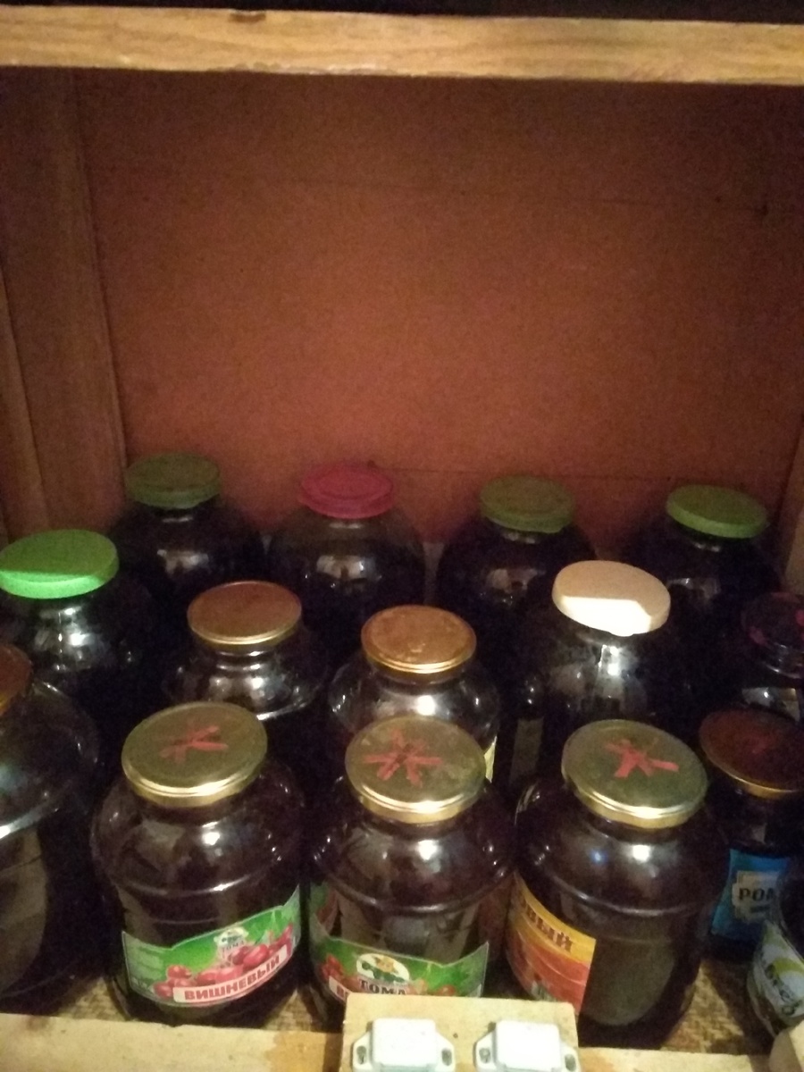 Брат смеется, почему шкаф не под замком.