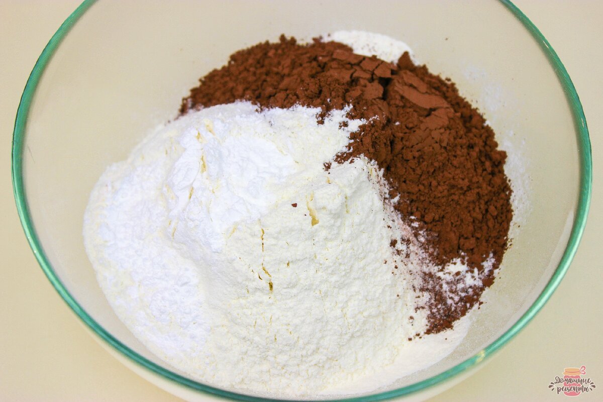В миске смешать муку, какао, разрыхлитель, соль.