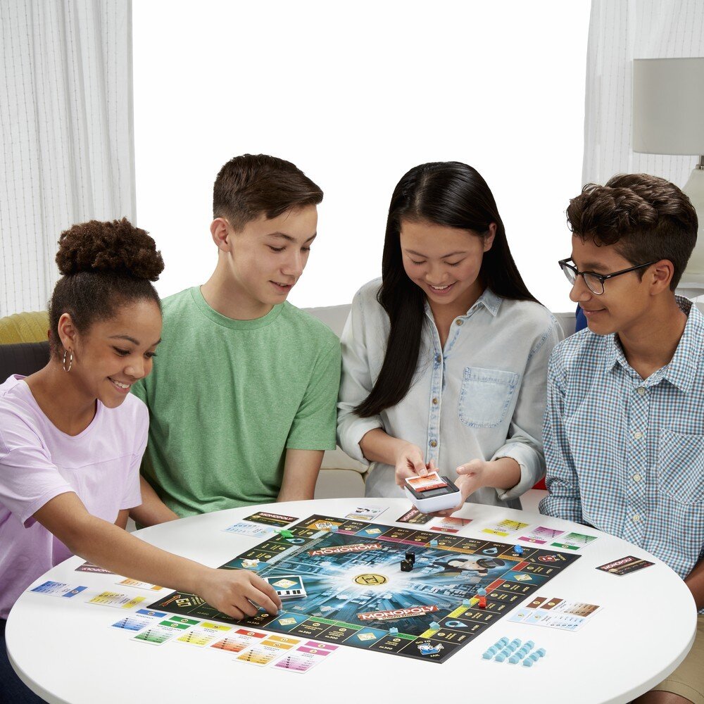 Семейная интеллектуальная игра. Монополия с банковскими картами обновленная Hasbro b6677. Настольная игра Hasbro Monopoly Ultimate Banking (b6677). Люди играющие в настольные игры. Игры для всей семьи.