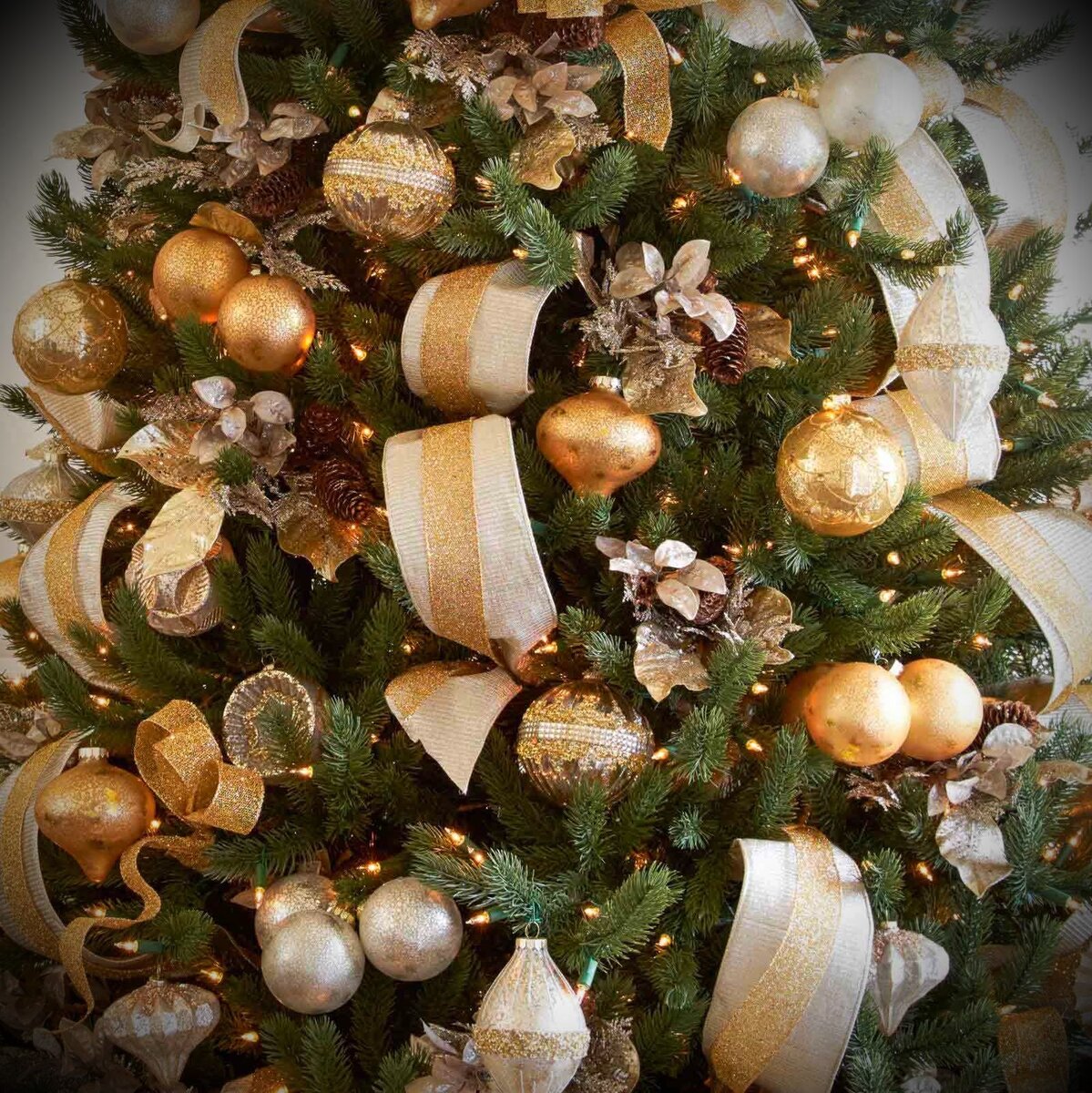 Украшение елки. Новогодняя елка золото с серебром. Украшаем елку. Елка с белыми и золотыми игрушками. Елки украшенные шарами