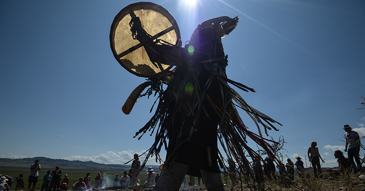 Камлание современного бурятского шамана (фотография взята из интернета)