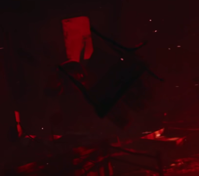    Мутант виден за стулом.