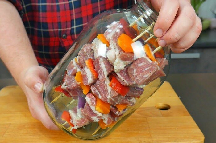 Холодное время года - не повод отказываться от любимого шашлыка. Тем более, что мясо получится пожарить даже в квартире и накормить им всю семью. Нет, это не «мангал на балконе», ведь за него можно получить штраф на кругленькую сумму. Мы подготовили другие способы, которые помогут приготовить шашлык в квартире без нарушения закона и мер безопасности.Зима - не повод отказываться от шашлыка, ведь его можно приготовить даже в квартире