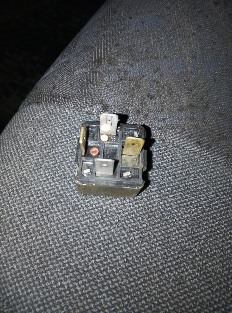 Реле включения ближнего света - К4