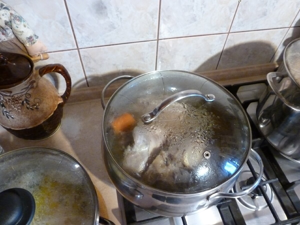 Ставим варить вна 4-5 часов на медленном огне все мясо со специями