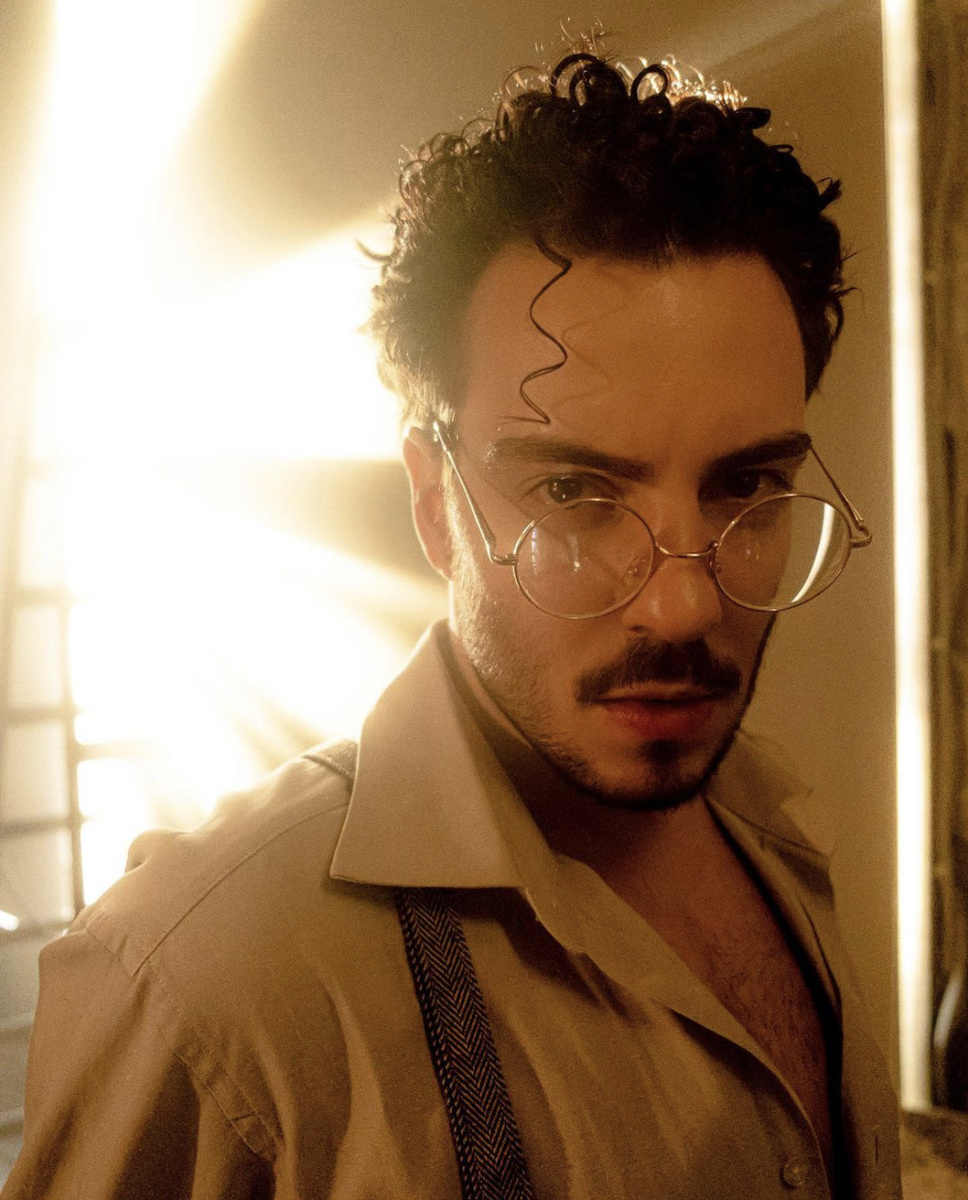    Кудри в мужском образе-💯хит ближайших лет! 
⠀Существует несколько способов получить кудрявые волосы,которы одинаково подходят мужчинам и женщинам:
-Бигуди 
-Химическая завивка
-Биозавивка

⠀Самый лёгкий способ сделать прямые волосы кудрявыми это накрутка на БИГУДИ.Держатся такие кудри 1-2 дня,в идеале до следующего мытья.Идеально для фотосессии,либо для вечеринки👌

⠀ХИМИЧЕСКАЯ завивка волос знакома нам ещё с советских времён.Завивать волосы специальным химическим составом сейчас безопасно,при условии если волосы изначально хорошего качества.
   У такого метода есть явные плюсы:
   ✔️Эффект сохраняется до 6 месяцев.
   ✔️Волосы не так сильно жирнятся.Это явное преимущество для мужчин,у которых,как известно,кожа головы обладает повышенным уровнем жирности.
   ✔️Облегчает укладку.А скорее полностью от неё избавляет.Кудрявые волосы даже расчёсывать от мытья до мытья не нужно😊

⛔️Блондированные,сильно повреждённые,волосы после ботокса или кератина НЕ подходят для химзавивки!

⠀БИОЗАВИВКА это щадящая химическая завивка без аммиака.В её состав входят протеины и аминокислоты.Волосы остаются здоровыми и блестящими!Но👆 кудри получаются более мягкими,естественными и держится биозавивка 3-4 месяца.