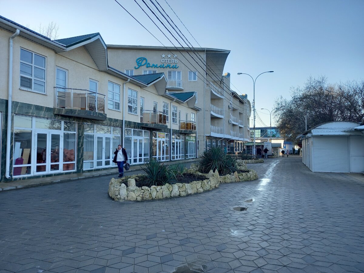 Шагаю по бульвару,чисто и эстетично,не многолюдно.