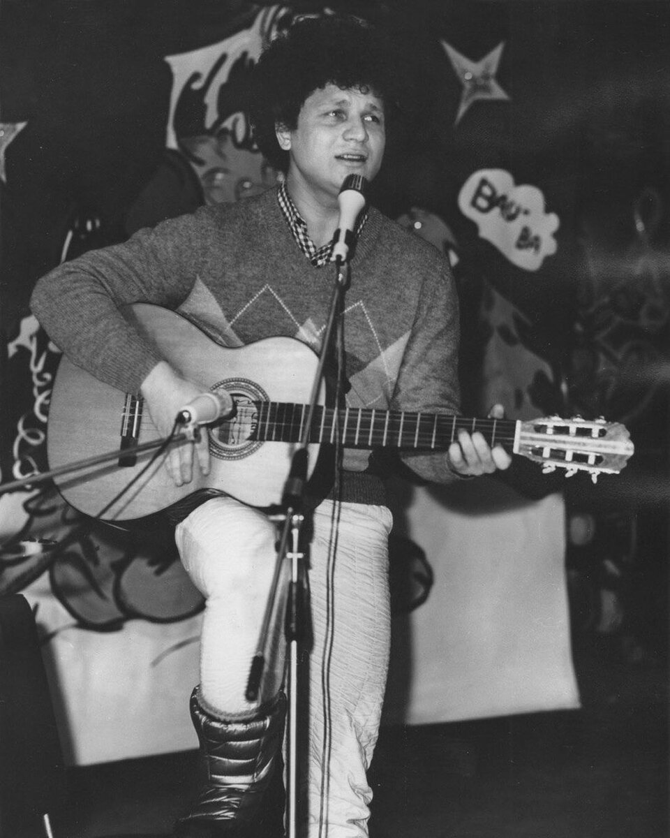 Конец 80-х принёс на сцену нашей страны свежесть. Забавно звучит предложение, не правда ли? Однако так и было. Официальная советская эстрада оказалась повержена посыпавшимися отовсюду рок дилетантами.-2