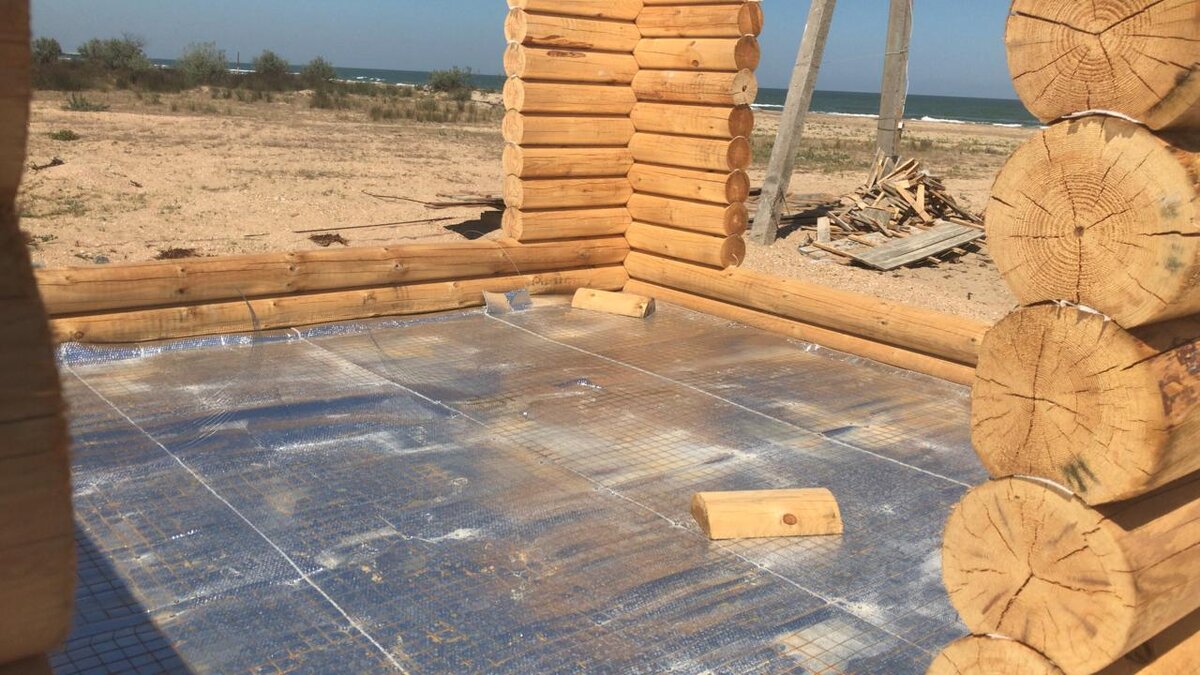 Строительство дома из оцилиндрованного бревна на берегу моря