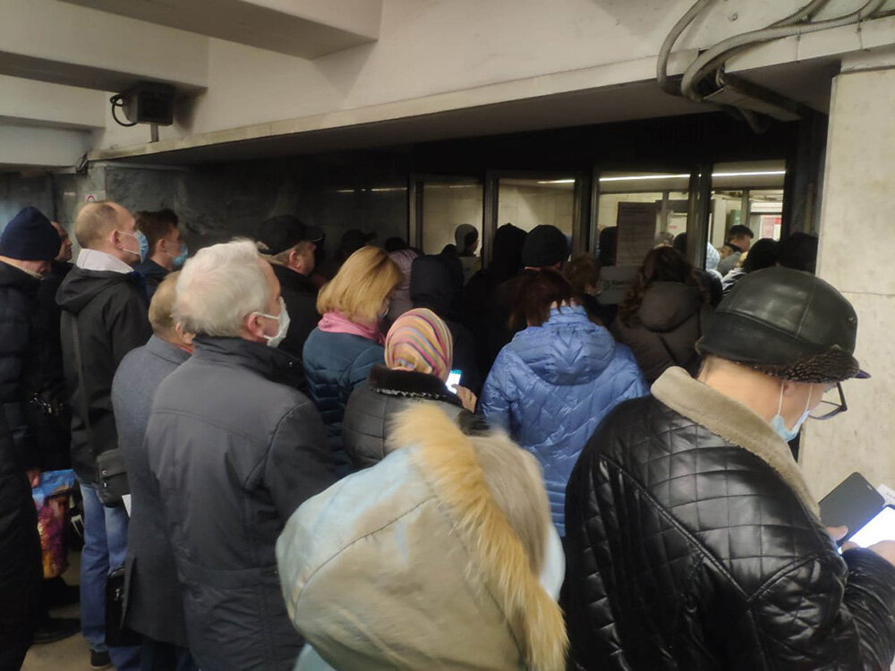 Москвичи не соблюдают "социальную" дистанцию. Рабочий толкает профессора. Фото из свободных источников. 