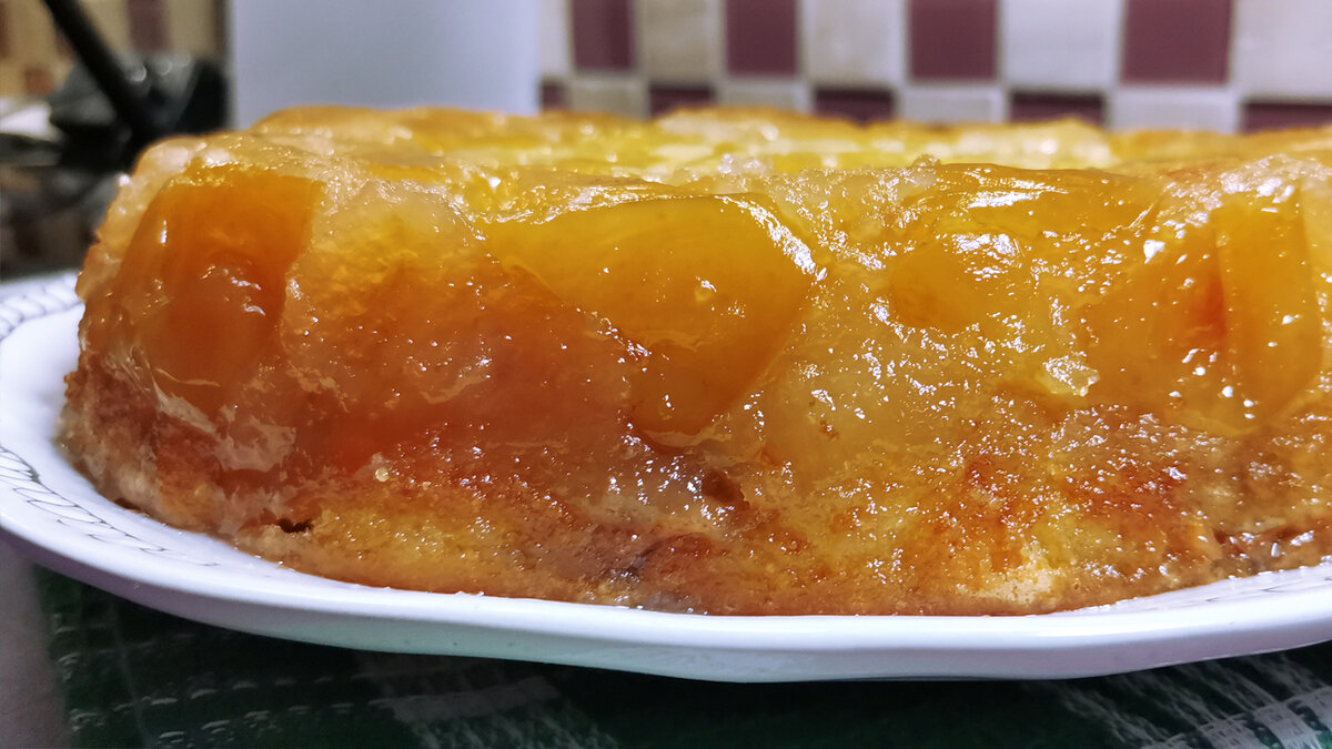 "Янтарный" яблочный пирог на тонком бисквитном тесте