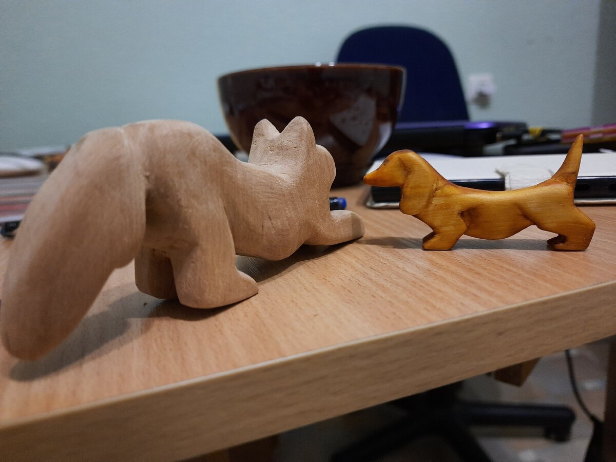 А это, мое очередное увлечение. Резьба по дереву. Лиса и такса.