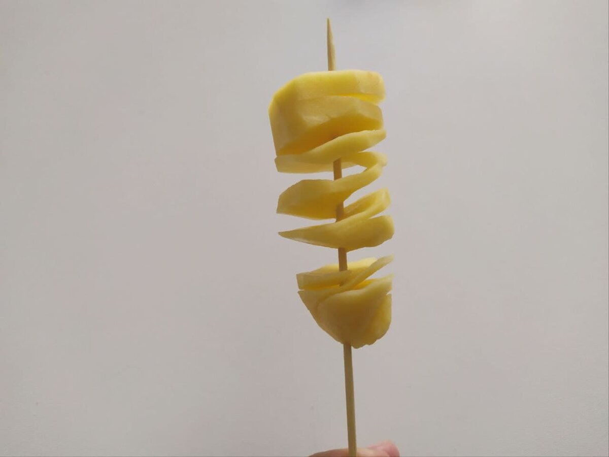 Картофельная спираль на шпажке – отличный вариант для готовки клубня на мангале