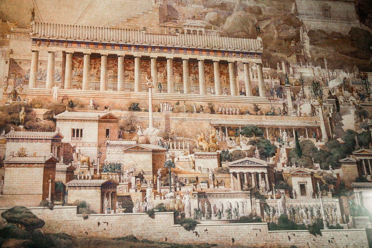 Храм Аполлона в Дельфах  - САМОЕ ОГРОМНОЕ ЗДАНИЕ В ГОРОДЕ. И самое же почитаемое. Заслуженно ли? 