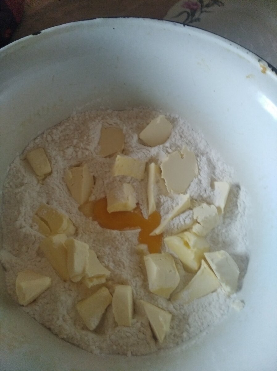 Добавляем в муку желток и маргарин