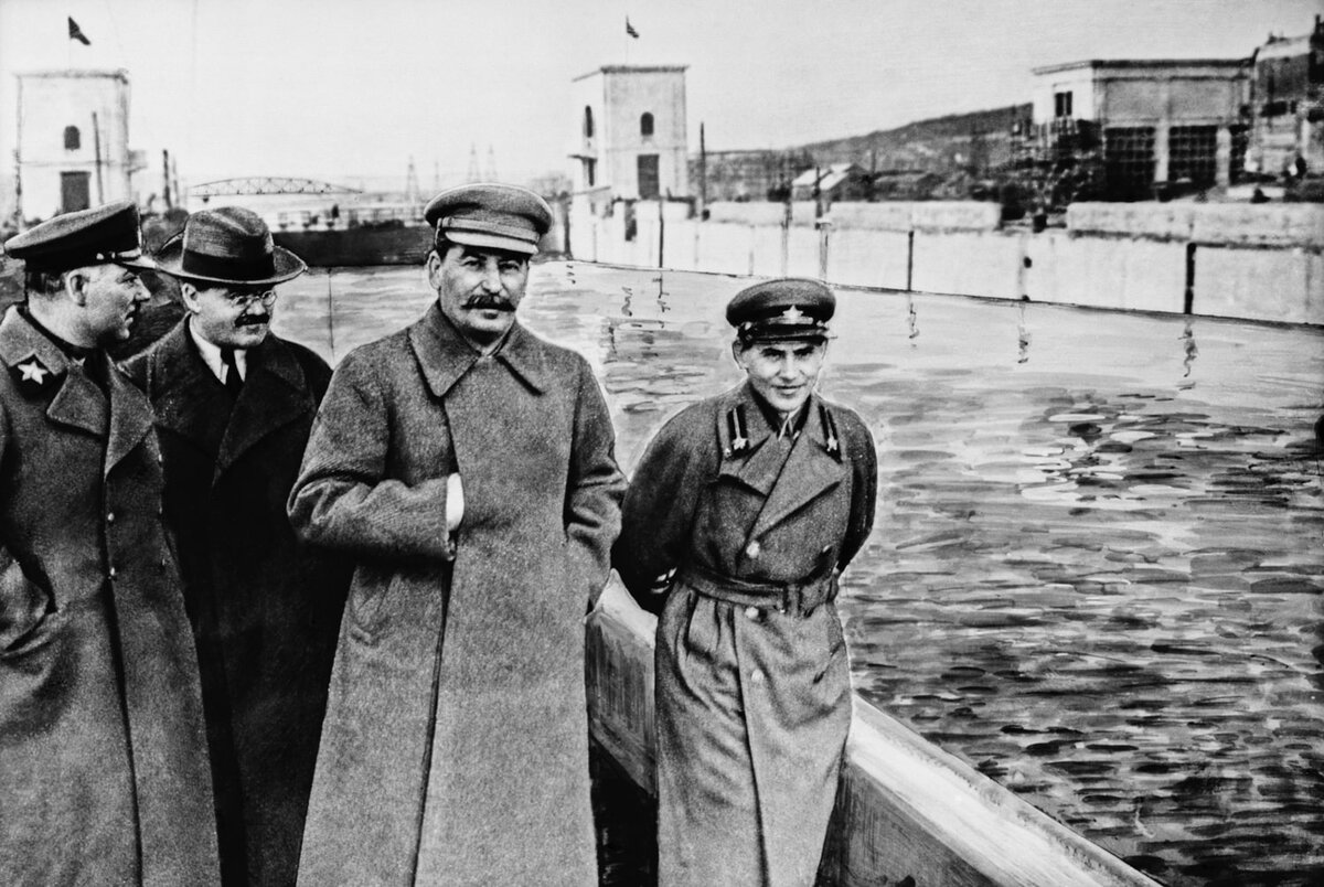 Иосиф Сталин и Николай Ежов (справа)