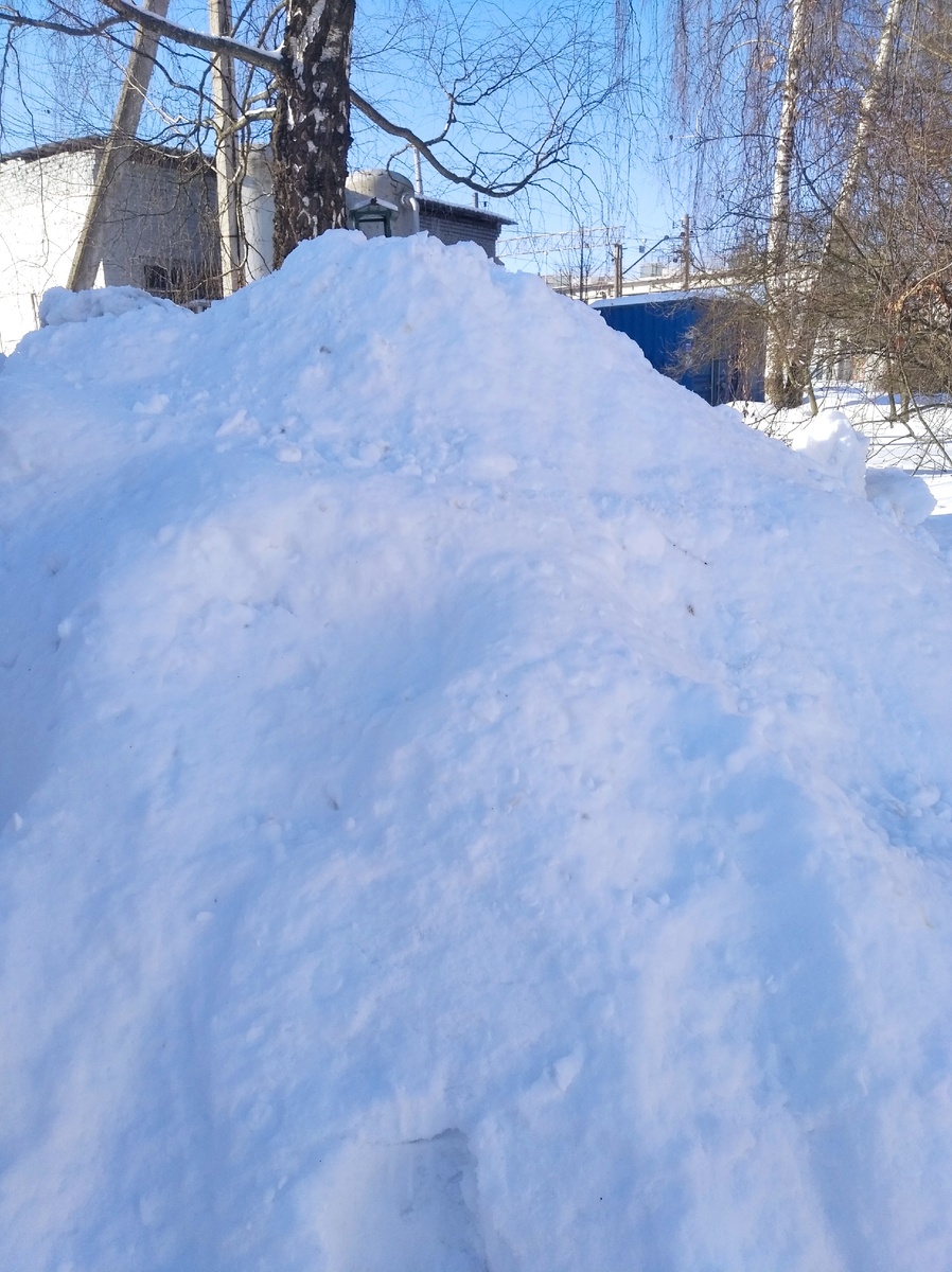 Сугробы под 2 метра