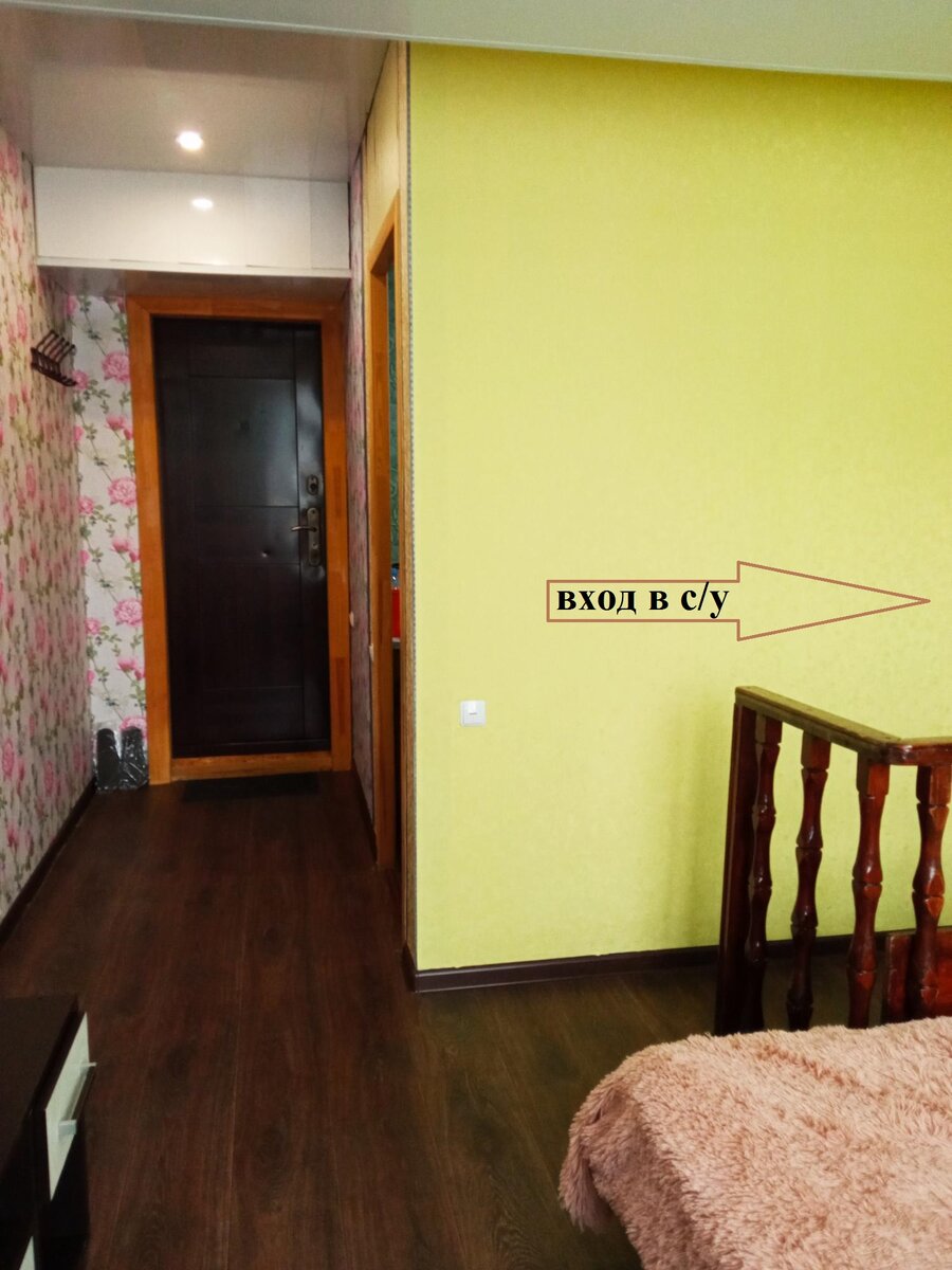 С права видим ограждение из балясин для спуска в сан узел