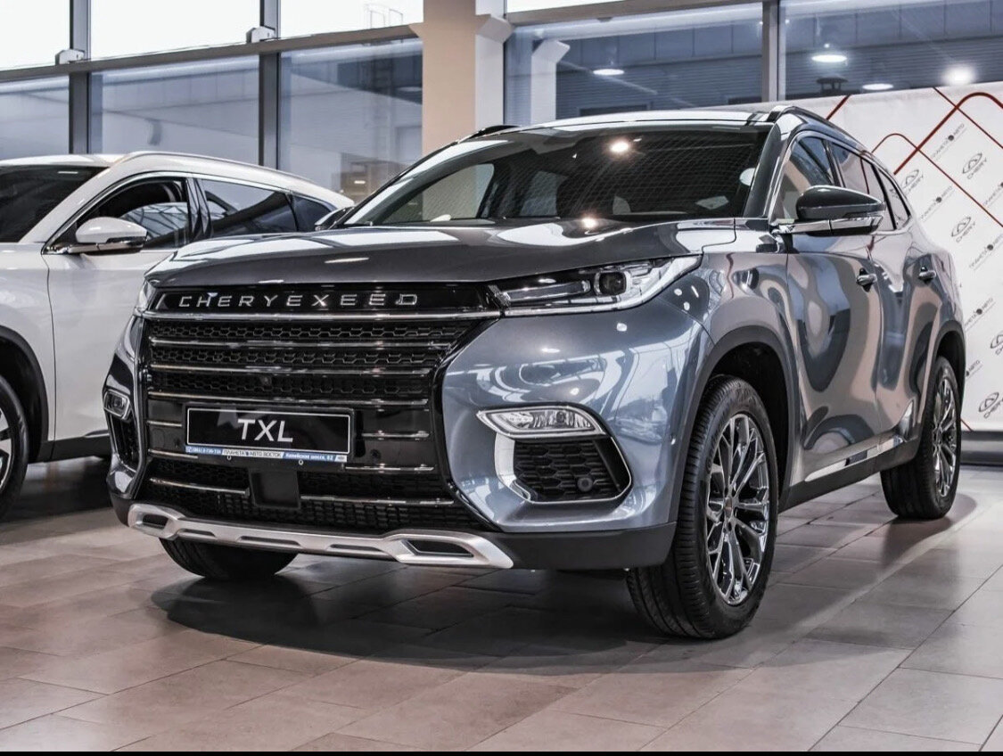 Массивная решетка радиатора, решетки в виде фальш-воздуховодов - это все европейские современные тенденции. Фары у нас светодиодные, но в комплектации пониже - вообще галоген, что досадно, но за такие деньги - ладно... Тем не менее, это не какая-то копия, он не похож ни на один автомобиль, если смотреть на него в 3/4 спереди, дизайн самобытен - так и запишем!