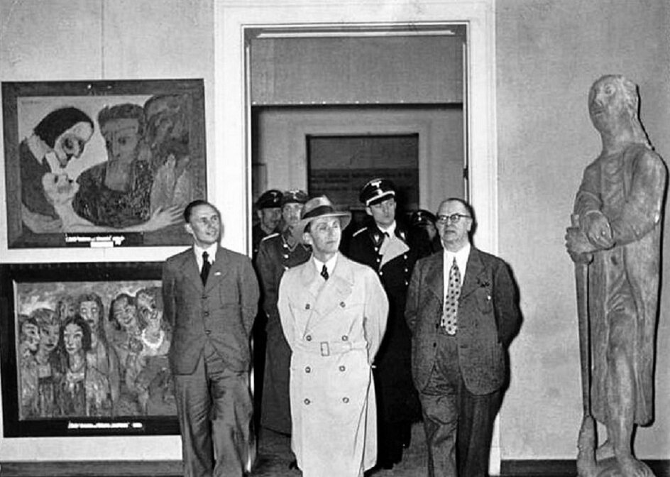 Август Геббельс на открытии выставки "Дегенеративное искусство".