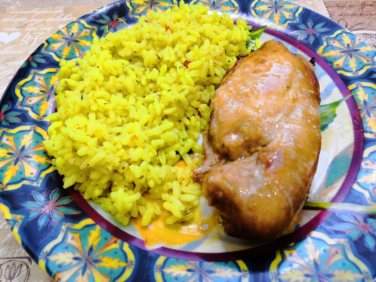 Отварной рис и куриная грудка приготовленная с соевым соусом Терияки.