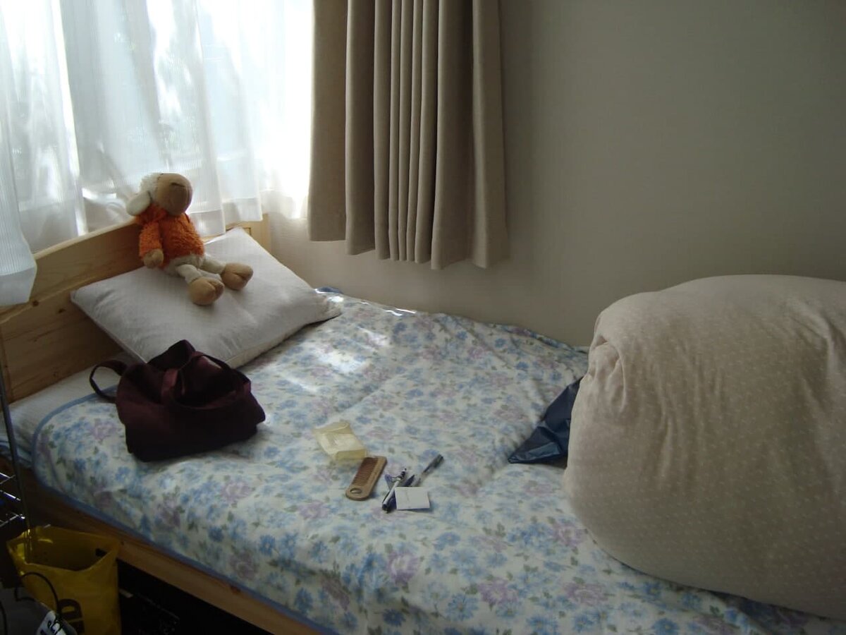 Та самая кровать, что "поехала" во время землетрясения.