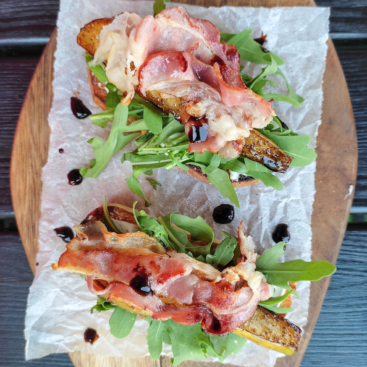 Брускетта с грушей и беконом