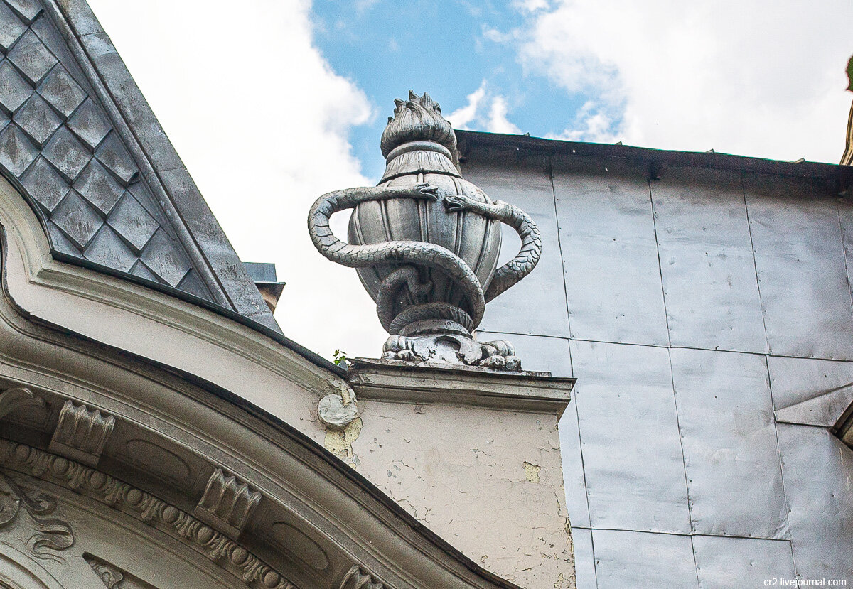 "Беседующие змеи" - одна из деталей особняка Бардыгиной (посольство Индии). Москва. Фото автора статьи (ещё 1 фото) 