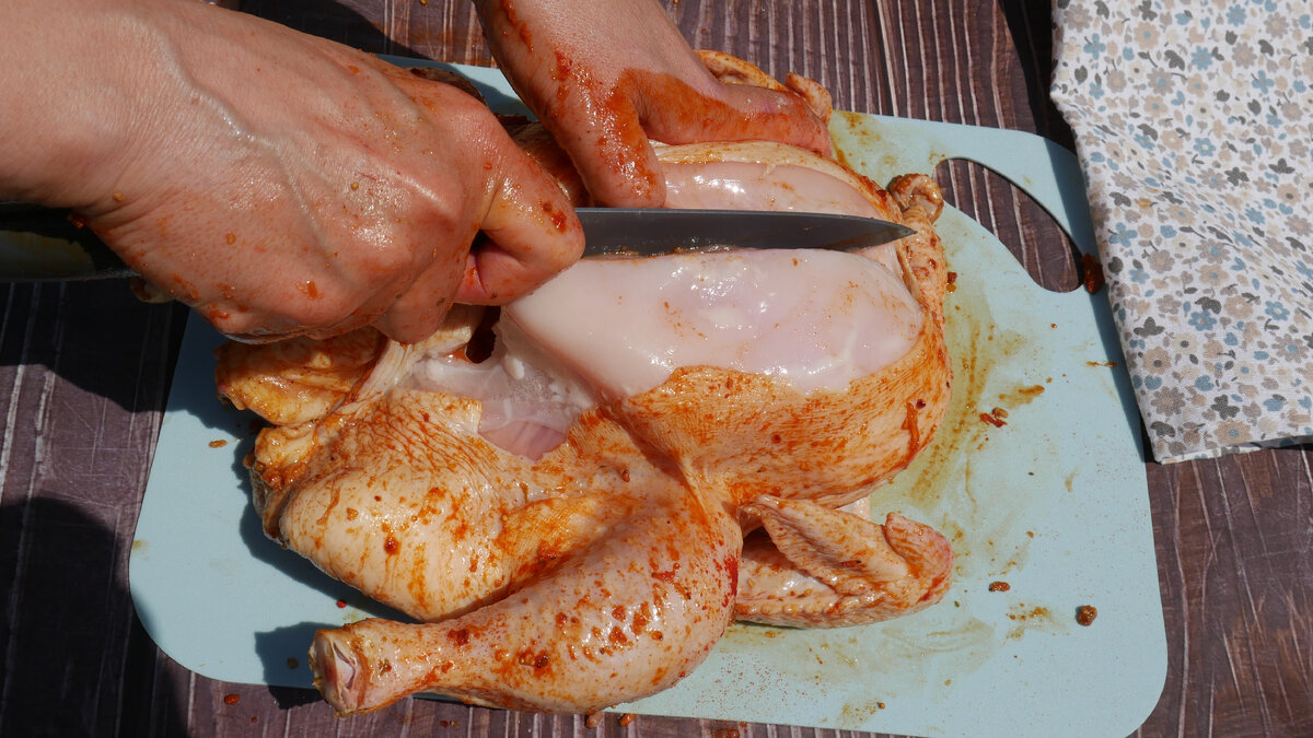 Разрезала курицу пο грудке 