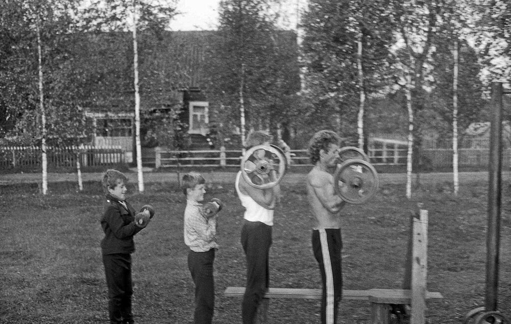 Деревенский тренажерный зал. Александр Кружков, 1 июня 1982 - 31 августа 1986 года, Калининская обл., Старицкий р-н, дер. Турково, из архива Павла Сергеевича Сухарева.