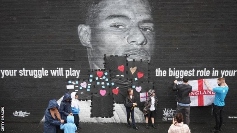 Послания поддержки были размещены на фреске Маркуса Рэшфорда в его родном городе после того, как она была первоначально испорчена