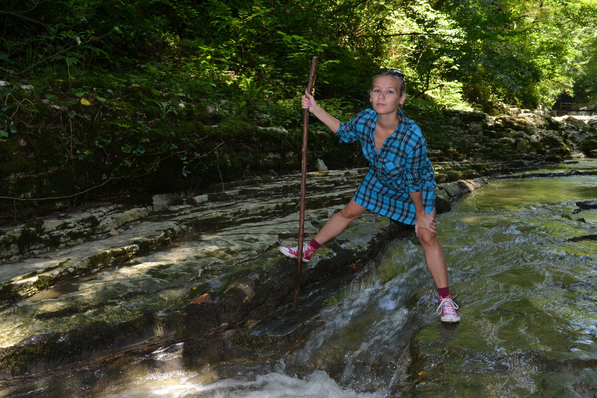На реке Агура недалеко от источника. На фото автор канала